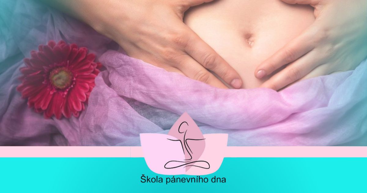 Žena drží ruce na svém holém břiše